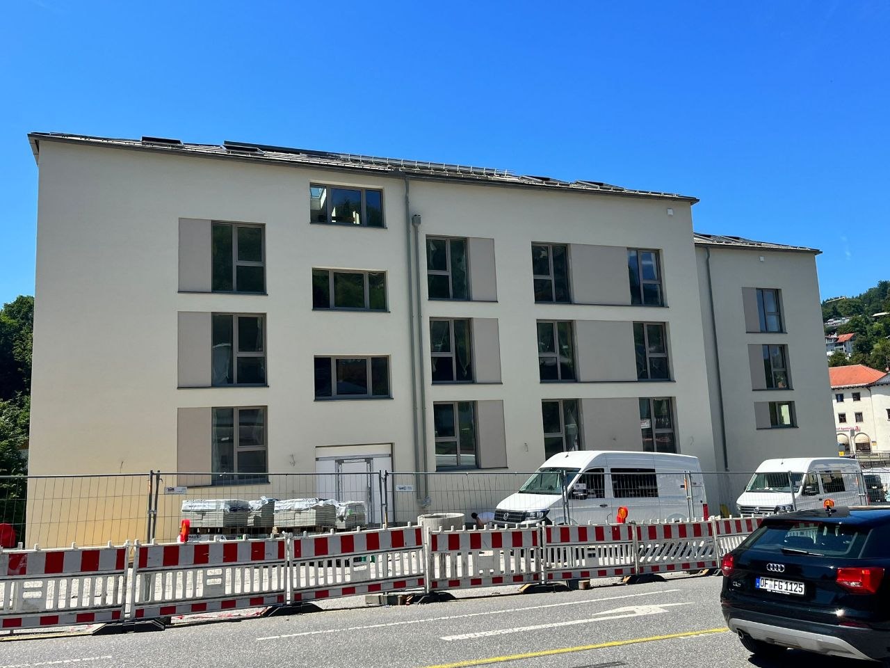 Frisch verputzte Mehrfamilienhaus-Fassade in Freilassing