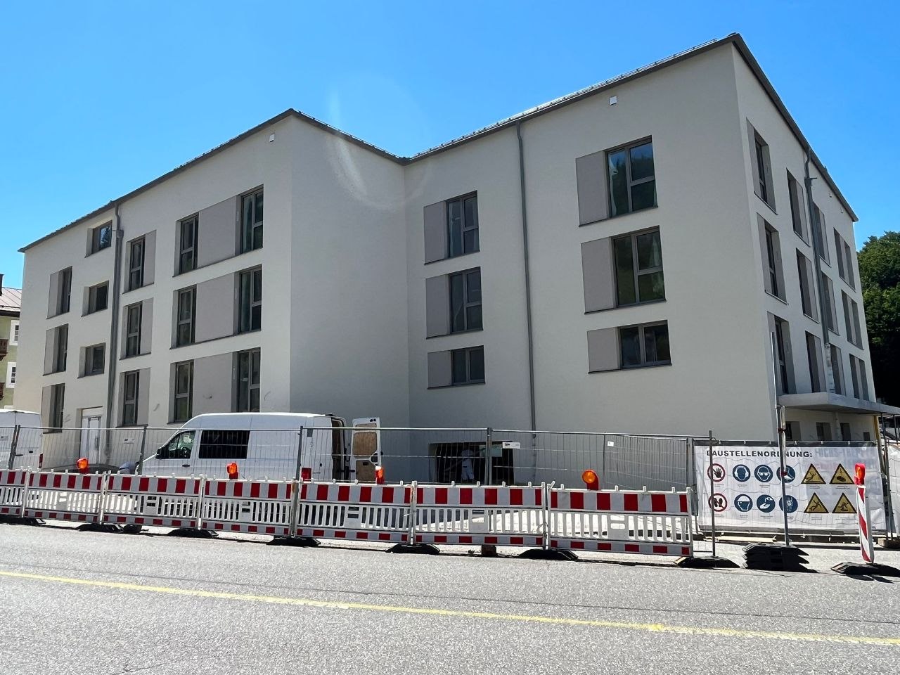 Verputzte Fassade eines Wohngebäudes